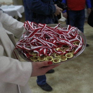 Pełen kosz z medalami przeznaczonymi dla uczestników gry w Palanta. 