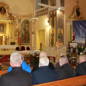 Msza Święta w kościele parafialnym w Grabowie.