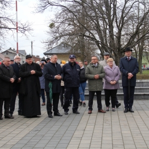 Grupka zainteresowanych mieszkańców podczas imprezy dotyczącej Święta Palanta w Gminie Grabów na tle pomnika Tadeusza Kościuszki.