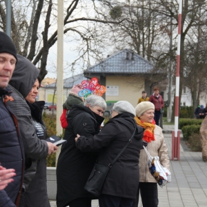 Grupka mieszkańców gminy Grabów stoi na chodniku.