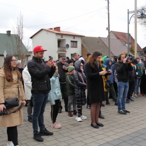 Grupka zainteresowanych mieszkańców podczas imprezy dotyczącej Święta Palanta w Gminie Grabów.