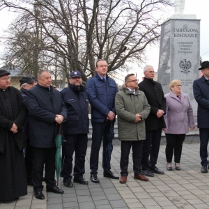 Wójt Gminy Grabów, Senator RP P. Błaszczyk wraz z księdzem i kilkoma mieszkańcami stoją na tle pomnika Tadeusza Kościuszki.