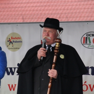 Królem Palanta wygranej drużyny trzymający nagrodę stoi na scenie z mikrofonem.