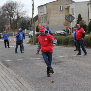 Grupka drużyny czerwonych i niebieskich podczas gry w Palanta.