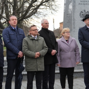 Wójt Gminy Grabów i Senator RP P. Błaszczyk wraz z kilkoma mieszkańcami stoją na tle pomnika Tadeusza Kościuszki.