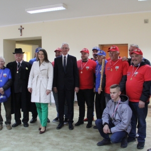 Zdjęcie grupowe Pani Dyrektor GCKB, Wójta Gminy Grabów, Nowego Króla Palanta oraz uczestników drużyny niebieskiej i czerwonej.