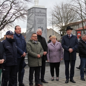 Wójt Gminy Grabów, Senator RP P. Błaszczyk wraz z księdzem i innymi mieszkańcami Grabowa na tle pomnika Tadeusza Kościuszki.