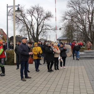 Grupa kilkunastu mieszkańców gminy Grabów patrzy w stronę sceny.