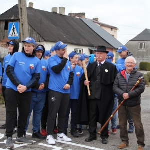 Król Palanta z kilkunastoma uczestnikami drużyny niebieskich.