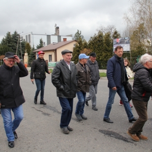 Mieszkańcy gminy Grabów idący za korowodem orkiestry.