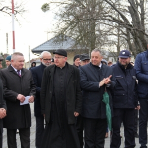 Ksiądz Gminy Grabów wraz z Senatorem RP P. Błaszczykiem i stojącymi obok kilkoma mieszkańcami.
