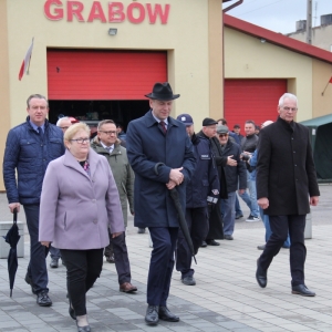 Wójt Gminy Grabów, Senator RP P. Błaszczyk i inni mieszkańcy gminy idący za korowodem orkiestry.