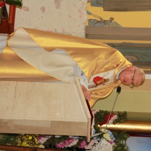 Biskup podczas Mszy Świętej w kościele parafialnym w Grabowie.