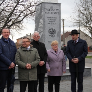 Wójt Gminy Grabów, Senator RP P. Błaszczyk i kilka innych mieszkańców Grabowa na tle pomnika Tadeusza Kościuszki.