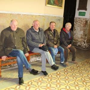 Czterej mieszkańcy Grabowa siedzących na ławce.