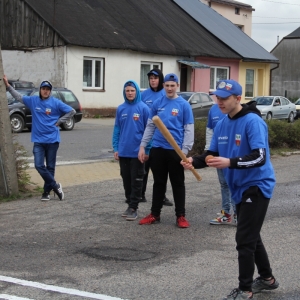 Grupka drużyny niebieskich podczas gry w Palanta.