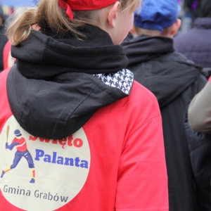 Uczestniczka gry w Palanta w czerwonym stroju.