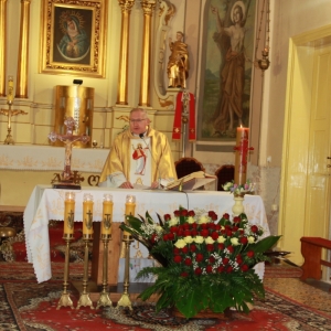 Ksiądz biskup podczas Mszy Świętej w kościele parafialnym w Grabowie.