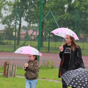 Pani z dziewczynką z parasolkami podczas pikniku „Dzień Rodziny" w Grabowie.