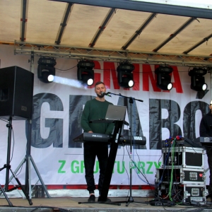 Dwóch panów z zespołu muzycznego podczas występu na scenie w Grabowie.
