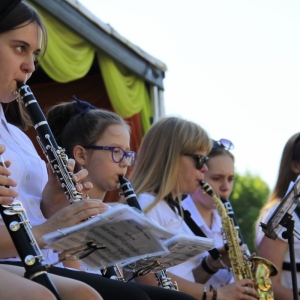 Grupka dziewczynek z Orkiestry Dętej w Grabowie grają każda z nich na swoim instrumencie jednocześnie.