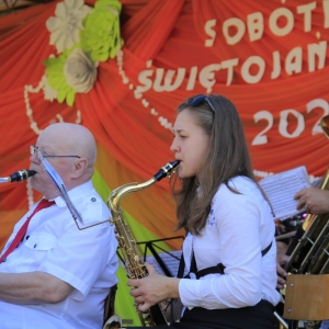 Pan i dziewczynka z Gminnej Orkiestry Dętej podczas koncertu na scenie w Grabowie.