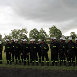 Zdjęcie grupowe strażaków w ich strojach służbowych.