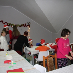 Dzieci przygotowują się do robieni ozdób świątecznych.