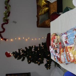 Zapakowane prezenty świąteczne ułożone na stole.