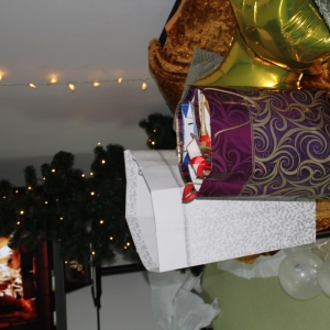 Zapakowane prezenty świąteczne postawione na kanapie.