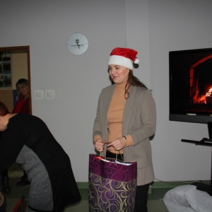 Pani Dyrektor Paulina Frontczak-Pawłowska trzyma torbę z prezentami.