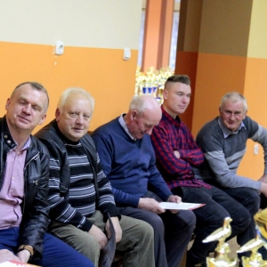 Pięciu zadowolonych laureatów Związku Hodowców Gołębi Pocztowych siedzącyhc na krzesłach.