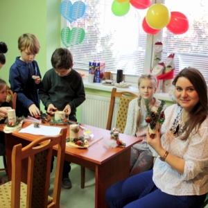 Dzieci wraz z Panią Dyrektor Pauliną Frontczak-Pawłowską tworzą stroiki świąteczne.