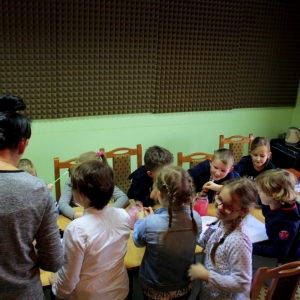 Dzieci wraz z prowadzącymi zajęcia tworzą stroiki.