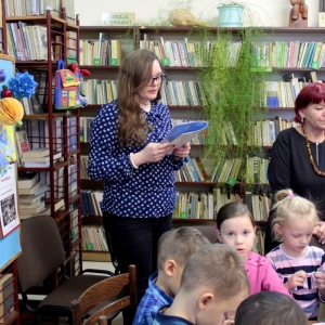 Prowadząca warsztaty czyta dzieciom. 