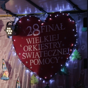 Serce powieszone na ścianie z napisem „28 FINAL WIELKIEJ ORKIESTRY ŚWIĄTECZNEJ POMOCY".